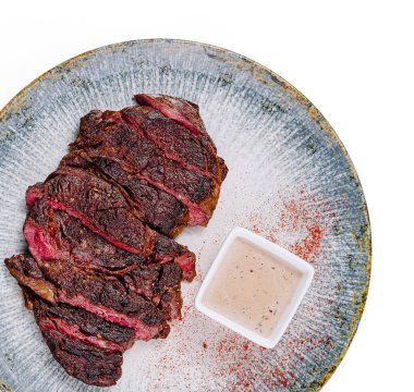 Baharatlı ve soslu dilimlenmiş biftekli biftek.