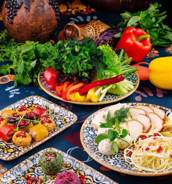 Masada geleneksel Gürcü aperatifleri bulunan tabaklar otantik Gürcü süslemeleri ile süslenmiş olarak bayram yemeği için hazır.