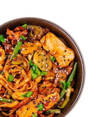 Asya 'dan esinlenilmiş baharatlı erişte kızartmasıyla dolu bir kasenin üst görüntüsü.