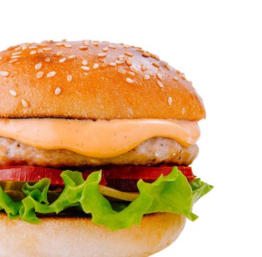 Tavuklu leziz hamburger, domates, marul, turşu ve sos beyaz arka planda susamlı çörekte servis edilir.