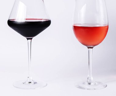 İki bardak kırmızı ve gül şarabı ile doldurulur, renk çeşitliliğini gösterir.