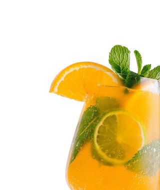 Beyaz arka planda narenciye ve nane yapraklı ferahlatıcı portakal kokteyli.