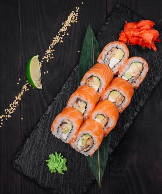 Somon, avokado ve krem peynirli Philadelphia suşisi wasabi, zencefil turşusu, limon ve susam tohumlu.