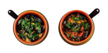 İki kil kap dolusu midye, taze otlarla süslenmiş, yukarıdan atılmış, beyaz arka planda.