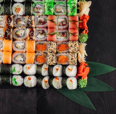 Bambu yapraklarıyla dekore edilmiş büyük bir suşi seti.