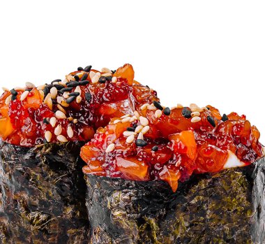 Sobiko havyarlı baharatlı Gunkan suşisi ve beyaz arka planda susam tohumları.