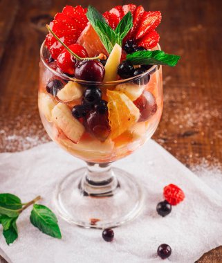 Köy masa zemininde taze nane yapraklı lezzetli meyve salatası.