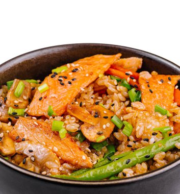 Lezzetli teriyaki tavuğu buğulanmış sebzeler ve susam tohumlarıyla süslenmiş pirinç.