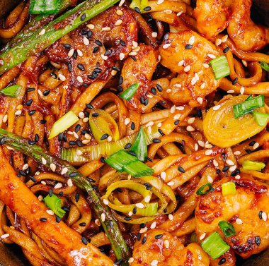 Lezzetli bir kase kızarmış eriştenin karides ve sebzeli makrosu.