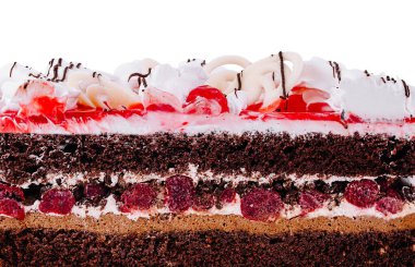 Çikolatalı kek, katmanlar dolusu çikolatalı kek, kiraz ve krem şanti, beyaz arka planda izole edilmiş.