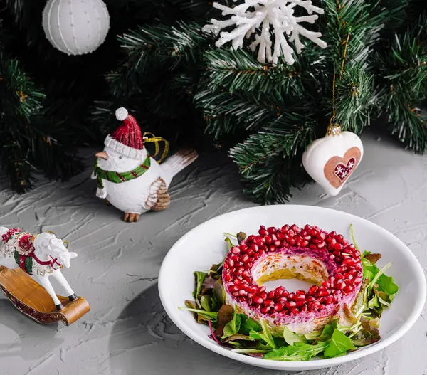 Renkli noel temalı salata ve noel masasında süslenmiş nar tohumları.