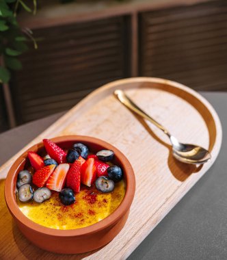 Creme brulee, sert karamelli ve taze dutlu zıt tabanlı krema içeren klasik bir Fransız tatlısıdır.
