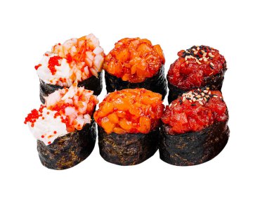 Lezzetli suşi çeşitleri beyaz arka planda sunuluyor.