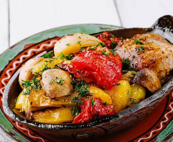 Aromatik kavrulmuş tavuk göğsü ve sebzeleri taze dereotuyla tatlandırılmış ve tadını çıkarmaya hazır kırsal seramik bir tabakta servis edilir.