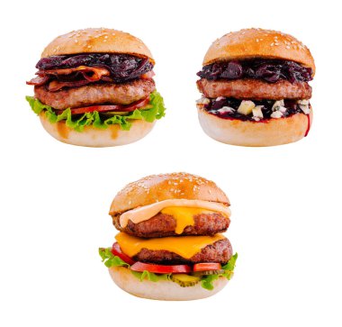 Sığır eti, pastırma, peynir, sebze ve soslu üç lezzetli gurme burger beyaz arka planda izole edilmiş.