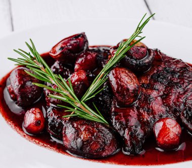 Kurutulmuş biftek ve otlu mantar, bol kırmızı şarap sosunda kaynatılmış.