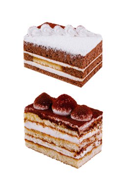 Krema katmanlı iki dilim pasta beyaz bir arka planda izole edilir.