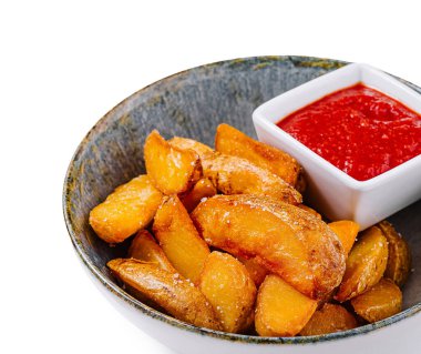 Ekşi domates sosuyla tatlandırılmış gevrek altın rengi patates dilimleri lezzetli ve tatminkar bir aperatif ya da meze olarak servis edilir.