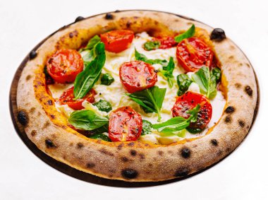 Olgun domates, fesleğen ve mozzarella peynirli nefis margherita pizzası.