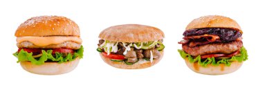 Biftek, tavuk ve mantarlı üç farklı lezzetli hamburger. Beyaz arka planda çeşitli malzemeler sunuluyor.
