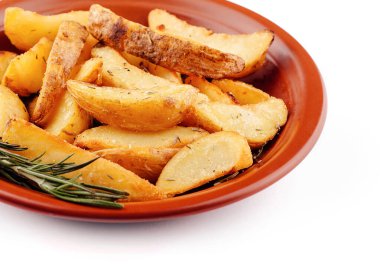 Beyaz arka planda biberiyeli leziz patates dilimleri.
