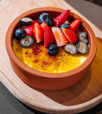 Creme brulee, sert karamel katmanlı ve kremalı bir tatlı türüdür.