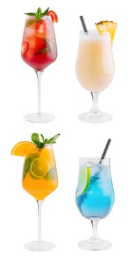Buzlu, meyveli, naneli ve pipetli dört renkli kokteyl beyaz arka planda izole bir şekilde duruyor.