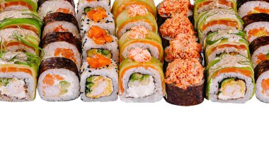 Somon, avokado, Philadelphia peyniri, salatalık ve beyaz arka plandaki karidesli suşi yemek servisi reklamı için mükemmeldir.