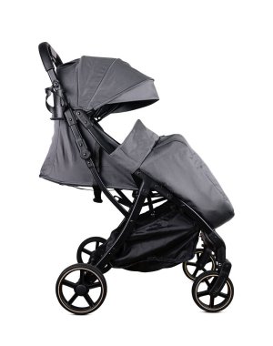 Siyah çerçeveli ve altın aksanlı gri modern bebek arabası beyaz arka planda duruyor.