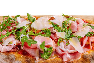 Lezzetli prosciutto ve roka pizzası ahşap bir tahtada servis ediliyor, beyaz bir arka planda izole edilmiş.