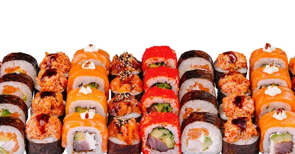 Suşi seti çeşitli Japon yemeklerini somon, ton balığı, avokado ve havyarla sunar.