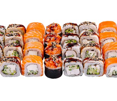 Somon, ton balığı ve avokado içeren güzel bir suşi seçimi, temiz beyaz arka planda sunulmaktadır.