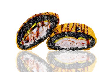 Yengeç eti, avokado ve unagi soslu iki lezzetli siyah suşi rulosu beyaz arka plana yansıyor.