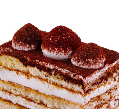 Beyaz arka planda kakao tozlu iştah açıcı tiramisu keki.