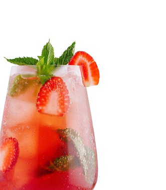 Beyaz arka planda buzlu ve naneli çilek kokteyli tazeleniyor