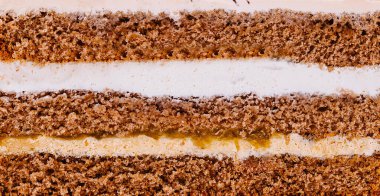 Pasta katmanlarının dolgu ve krema dokusunu gösteren görüntüsünü kapat