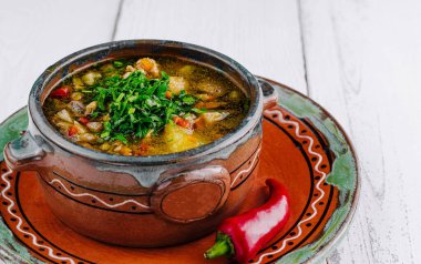 Sıcak çorba buharı soğuk bir günde seni ısıtmaya hazır.