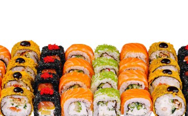 Dolgu malzemelerini gösteren farklı rulo suşi setleri.