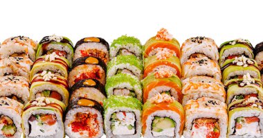 Çeşitli makarna çeşitleri olan büyük suşi seti beyaz arka planda servis edilir.