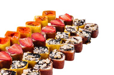 Çapraz kompozisyon oluşturan çeşitli malzemeli lezzetli suşi parçaları.