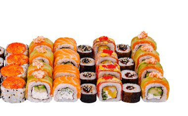 Çeşitli taze malzemeler ve renkli malzemelerin yer aldığı lezzetli suşi rulolarının yakın çekimi.