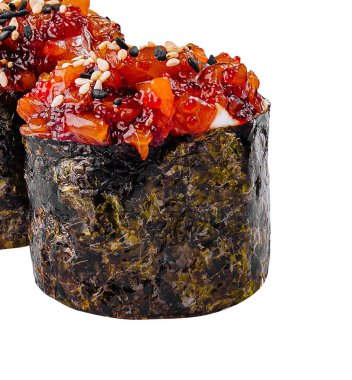 Baharatlı gunkan maki suşisi, tobiko ve susam tohumlu beyaz arka plan.