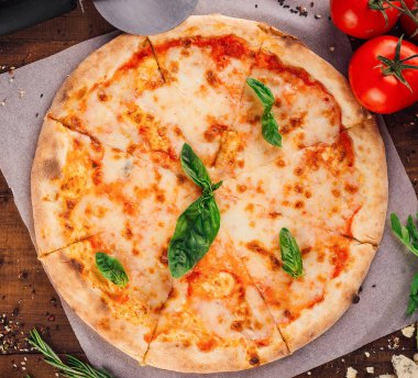 Mozarella peyniri ve fesleğen yapraklı taze pişmiş pizza margherita.