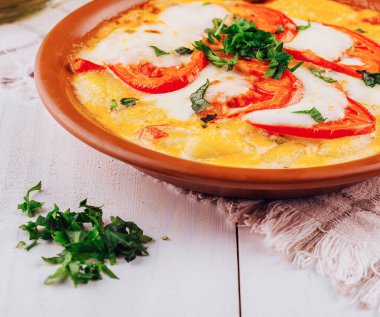 Lezzetli İtalyan gnocchi mozzarella ve domatesler kırsal beyaz ahşap bir masada servis ediliyor.