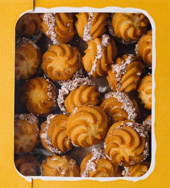 Hindistancevizi serpiştirilmiş lezzetli kurabiyelerden oluşan bir kutunun üst görüntüsü.