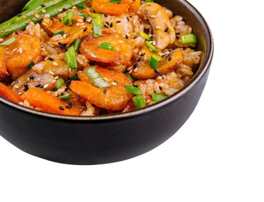 Lezzetli karides kızartmalı pilav ve beyaz arka planda izole edilmiş sebzeler.