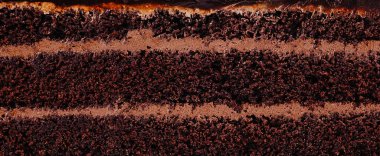 Çikolatalı pasta katmanlarını kapatın. Dokuları ve kremayı göstermek ağzınızı sulandırır.