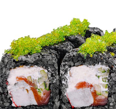 Beyaz arka planda duran yeşil tobiko havyarla süslenmiş siyah pirinç suşi ruloları.