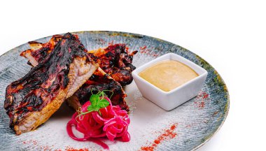 Soslu ve soğanlı ızgara domuz pirzolası.