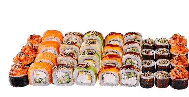 Somon, avokado, Philadelphia peyniri ve beyaz arka planda susam tohumlu büyük bir suşi seti.